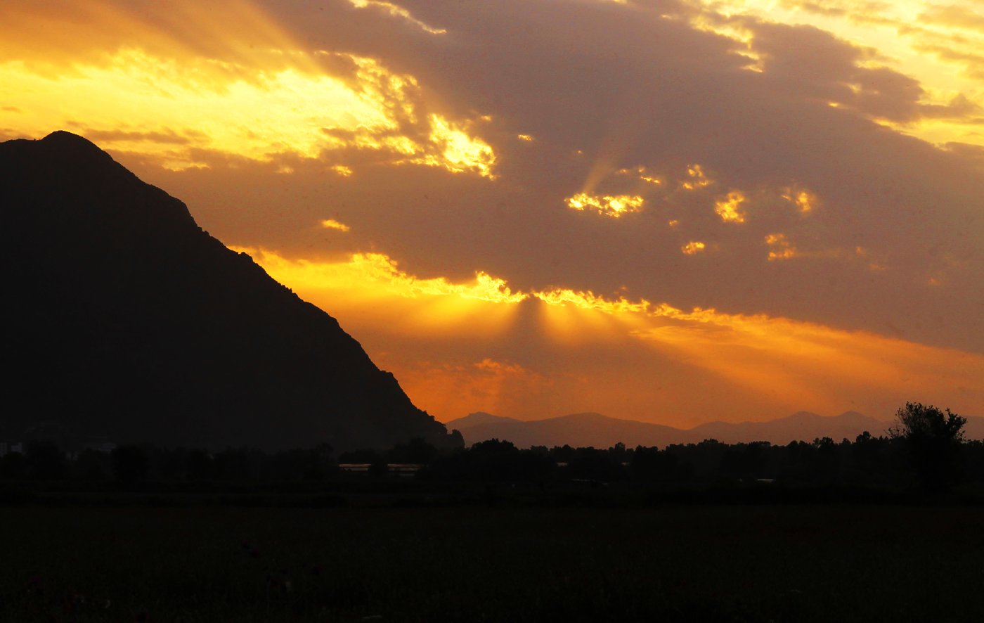 Cap Aokas au coucher du soleil, symbole du lien entre Béjaïa et sa diaspora locale