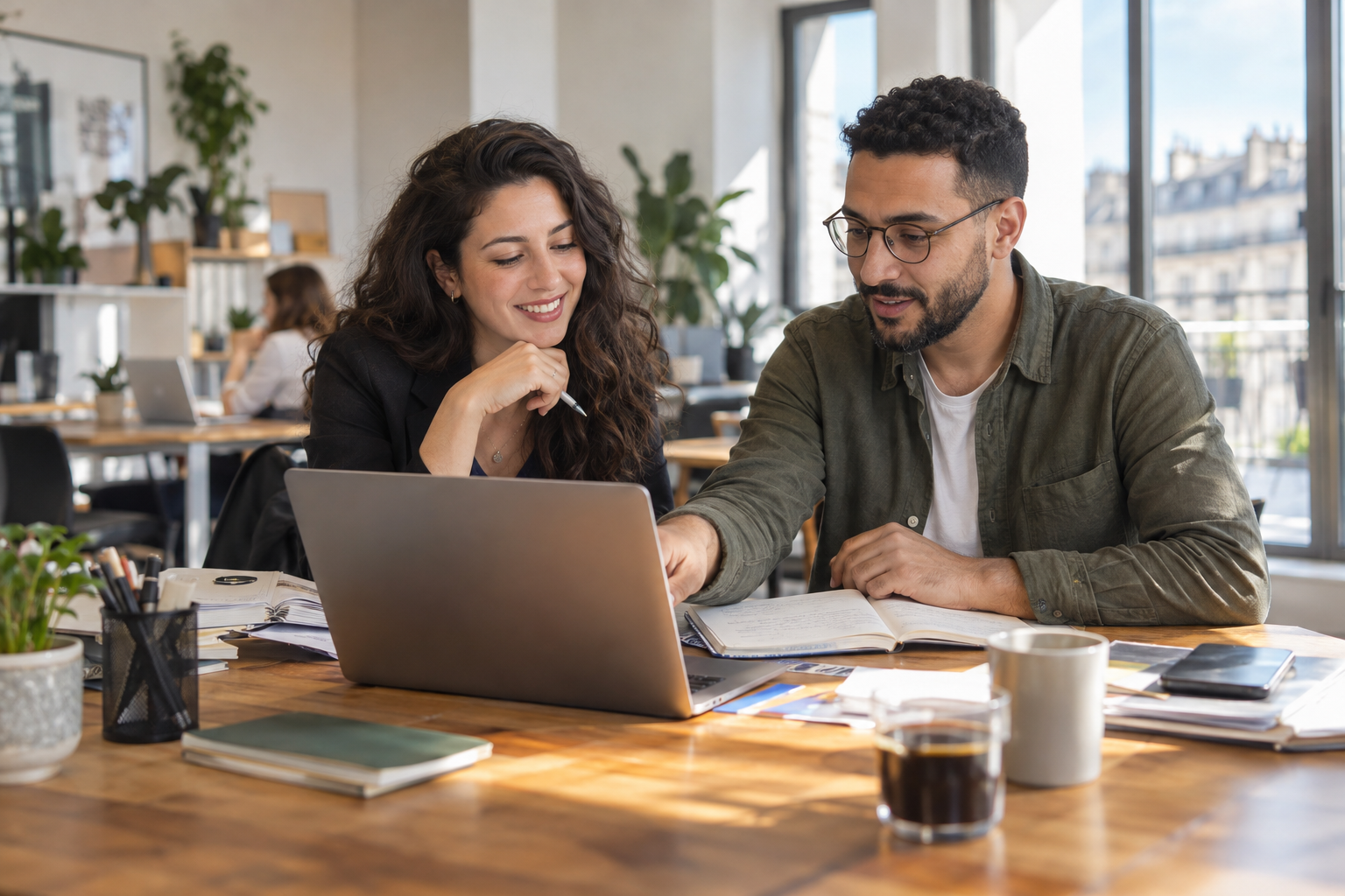 Entrepreneurs préparant un projet de micro-entreprise entre la France et l’Algérie